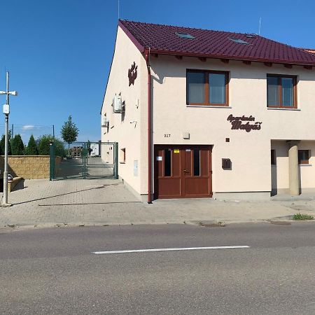 Apartman Matyas Drnholec Exterior photo
